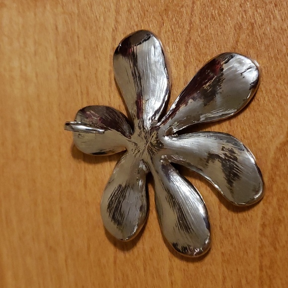 Statement flower pendant necklace and earring set - Picture 8 of 10